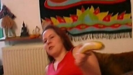Banane verschwindet in ihre fette fotze! fette schlampe ist immer hungrig! retro, german amateur, german milf, chubby