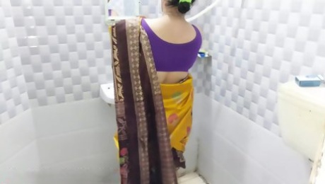 Yellow Saree Mein Apni Maa ko Nahate Dekh Kr Raha Nahi Gya To Unko Bathroom Mein Hi Ghus Kar Tang Utha Kr Choda