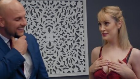 Blonde MILF Maxim Law energizing sex clip